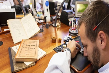 欧米茄腕表不走维修电话